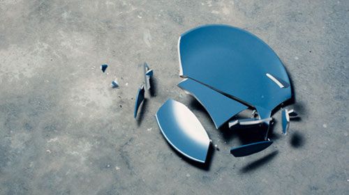 A broken plate representing mistakes that can be made in online assessment